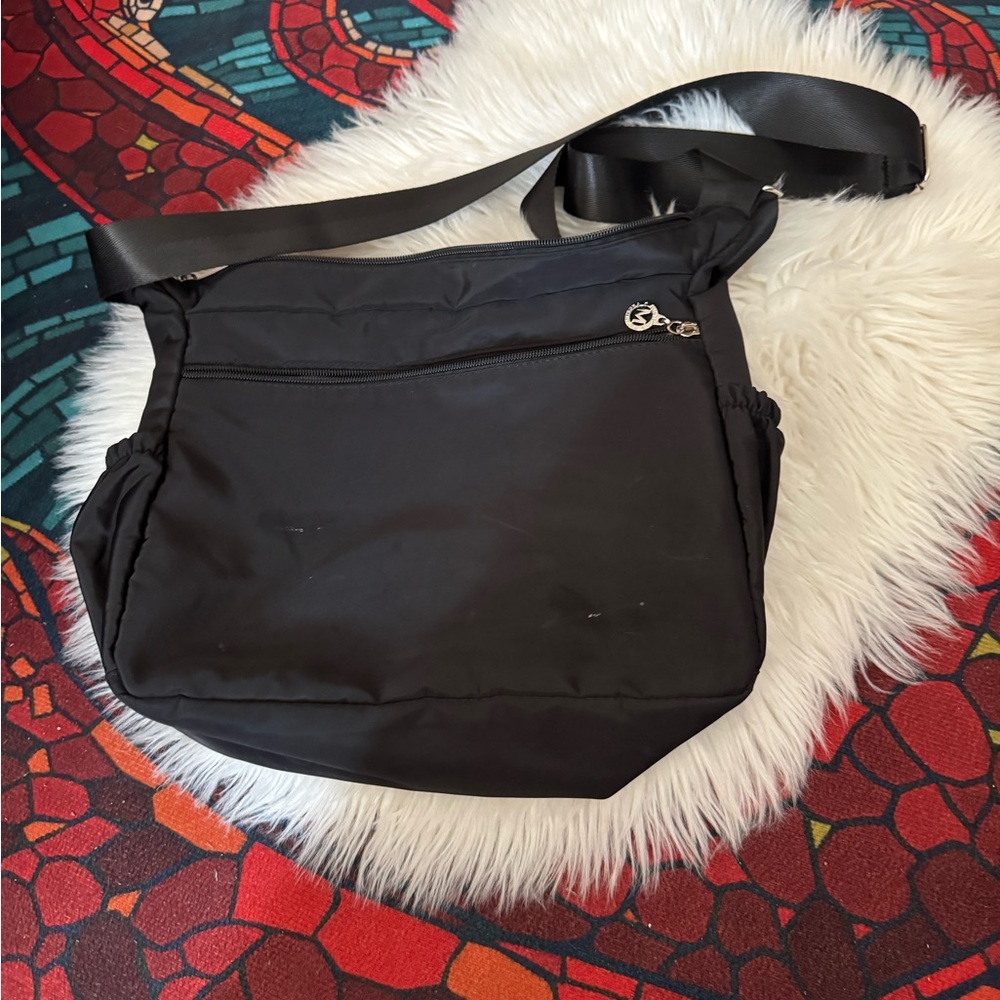 Free Gift with $15 or $20 bundle... put in bundle 
Black Crossbody Bag